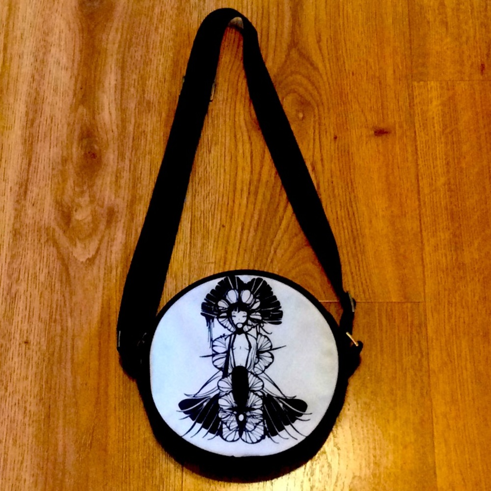 Chez Akiza circle bag